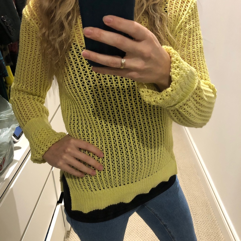 BCBG knit sweater in citron colour. Size medium! Perfect for all seasons!